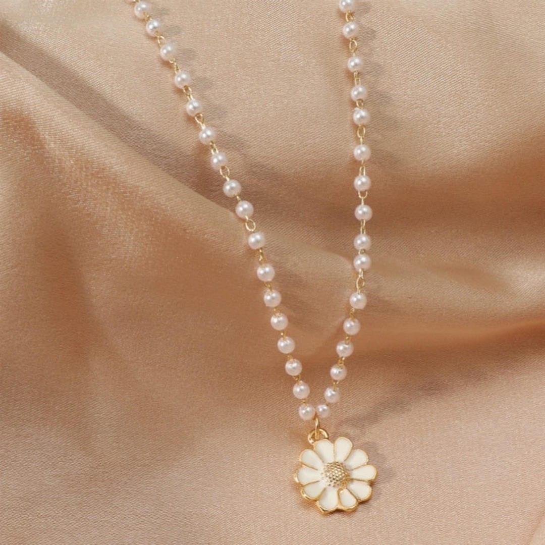 Daisy Pearl Pendant Necklace